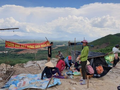Quảng Nam: Dân dựng barie chặn xe vì bãi rác quá tải gây ô nhiễm