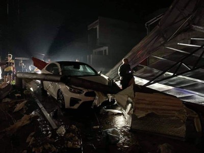 Yên Bái:Mưa đá bất ngờ trút xuống trong đêm làm hư hại nhiều nhà dân