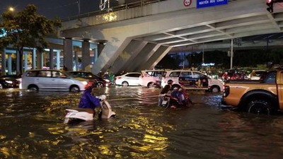 Hình ảnh: Mưa lớn bất ngờ, đường phố Hà Nội ngập sâu trong biển nước