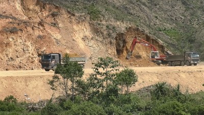 Thu lợi hàng trăm triệu từ việc khai thác đất trái phép ở Quảng Nam?