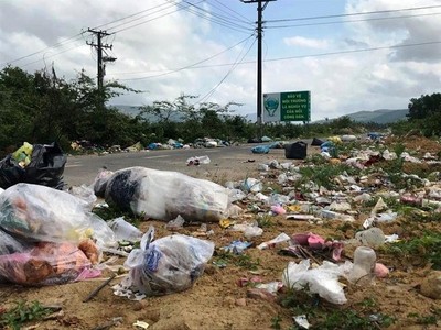 Huyện nông thôn mới tràn ngập… rác