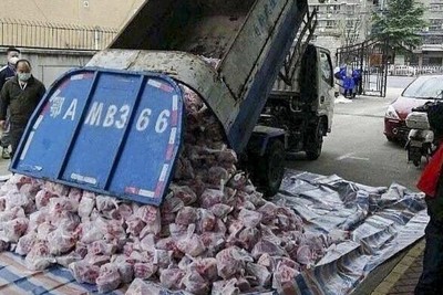 Quan chức Vũ Hán bị sa thải sau khi dùng xe rác chở thịt cho dân