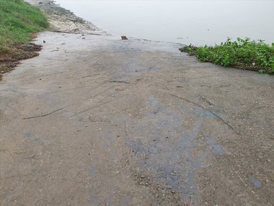 Vụ đổ hóa chất xuống sông Hồng: Chất thải rò rỉ khắp hiện trường