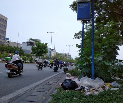 TPHCM: Những bãi rác khổng lồ trên đại lộ đẹp bậc nhất thành phố