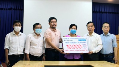 First News và Trúc Quang trao tặng 20.000 khẩu trang kháng khuẩn