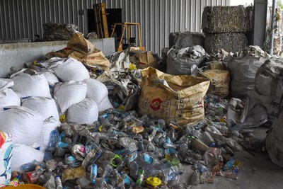 Nhà máy sơ chế nhựa không phép xả thải ra môi trường