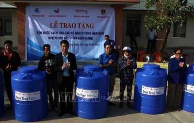 Tặng bồn chứa nước cho đồng bào Khmer nghèo vùng hạn mặn Kiên Giang