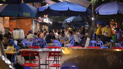Hà Nội: Bất chấp lệnh cấm, nhiều hàng quán vẫn mở cửa đón khách