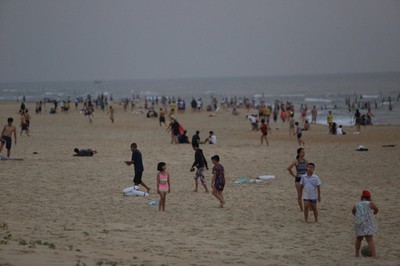 Bất chấp lệnh cấm, dòng người vẫn đổ xô đi tắm biển ở Quảng Nam