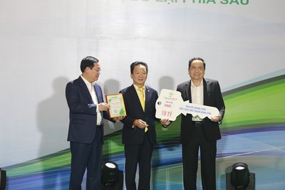 Cha con “bầu Hiển” và CLB Hà Nội trao tặng các bệnh viện 4,5 tỷ đồng