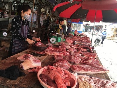 Giá thịt lợn vẫn cao vút trong ngày đầu DN cam kết giảm giá
