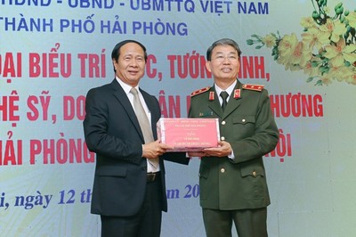 Hội đồng hương Hải Phòng ở Hà Nội ủng hộ 700 triệu chống dịch Covid