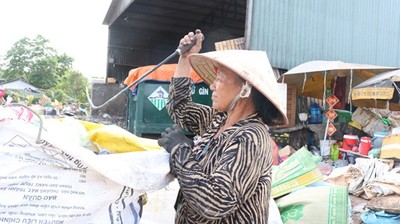Người “sống chung” rác thải khẩu trang y tế mùa dịch Covid-19