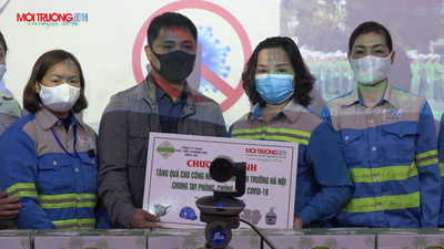 Tặng trang bị phòng dịch cho công nhân môi trường Urenco Hà Nội