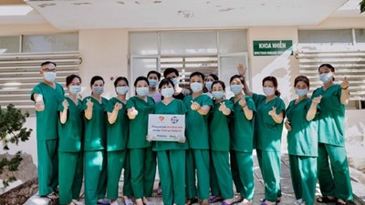 Xúc động: Y bác sĩ Bình Thuận bật khóc khi bệnh nhân cuối âm tính