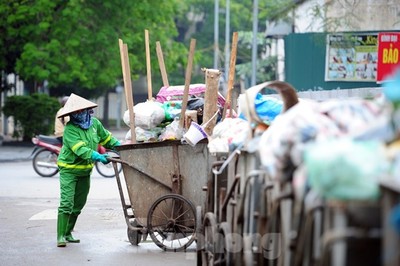 Theo chân công nhân môi trường làm sạch đường phố trong mùa dịch