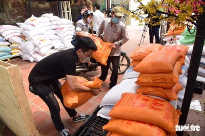 Người Sài Gòn rủ nhau chở gạo tới góp, 'ATM gạo' nhân ái