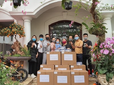 Ca sĩ Tuấn Hưng tặng 20.000 khẩu trang cho bác sĩ BV Bệnh Nhiệt đới