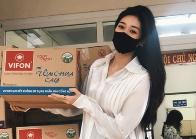 Hoa hậu Khánh Vân trao 200 phần quà cho người dân TPHCM