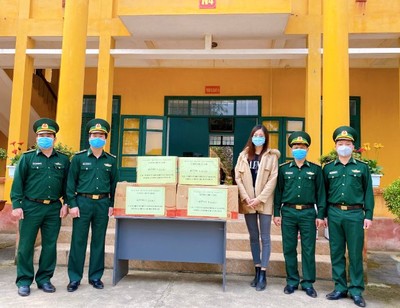 Hoa hậu Lương Thuỳ Linh thăm các chiến sĩ chống dịch tại cửa khẩu