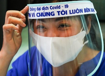 Gần 3.000 chiếc mặt nạ chống giọt bắn tặng y, bác sĩ tuyến đầu