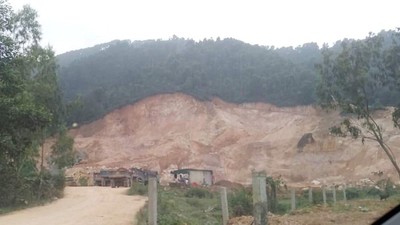 Hà Tĩnh: Mỏ đất vẫn rầm rộ khai thác khi bị phát hiện vượt trữ lượng