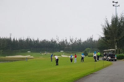 Sân golf Sầm Sơn vẫn đông người chơi trong thời gian cách ly xã hội