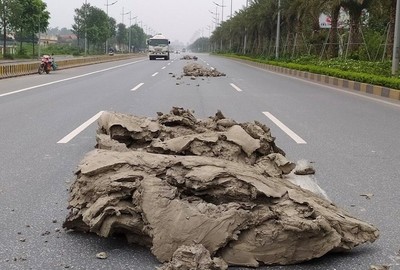 Hà Nội: Tái diễn tình trạng rơi vãi đất đá trên đại lộ hướng Nội Bài