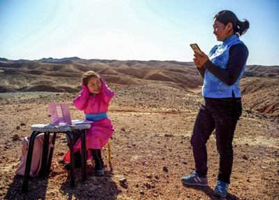 Lái xe đi khắp hoang mạc tìm sóng wifi cho con học trực tuyến