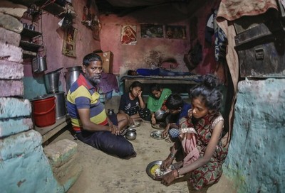 Người nghèo Ấn Độ 'thoi thóp' trong lệnh phong tỏa