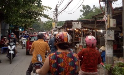 Nam Từ Liêm (HN): Chợ họp tràn ra đường trong thời điểm cách ly XH