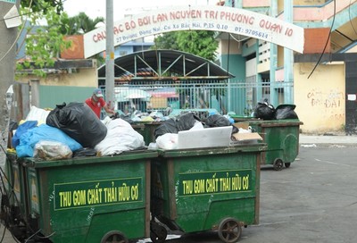 Tp.HCM: Người đi đường ám ảnh vì rác thải