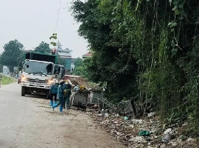 Đã xử lý nơi tập kết rác tại đê tả sông Hồng đoạn qua thôn Hạ Lôi