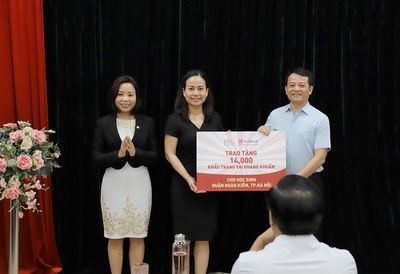 BRG tặng hơn 74.000 khẩu trang vải kháng khuẩn cho học sinh Hà Nội