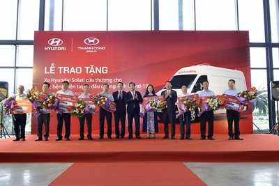 Tập đoàn Thành Công và Hyundai trao tặng 10 xe Solati cứu thương