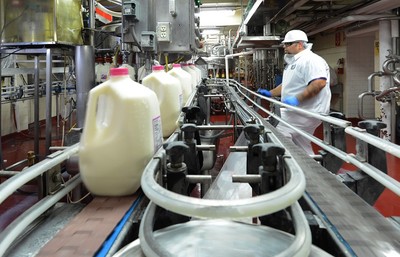 Nhà máy sữa Vinamilk tại Mỹ ủng hộ sữa cho người dân