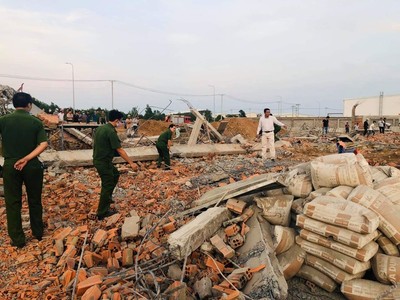 Nóng: Sập tường đang thi công ở Đồng Nai khiến 10 người chết