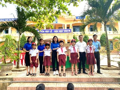 Quảng Trị: Trường Tiểu học Hải Thái được tặng mũ bảo hiểm