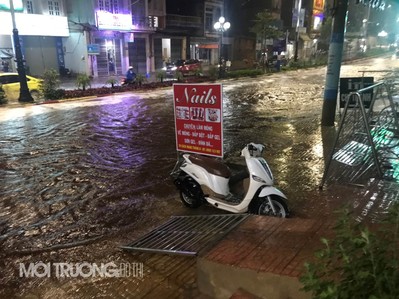 Pleiku: Cơn mưa đầu mùa đã “biến” đoạn đường vừa nâng cấp thành sông