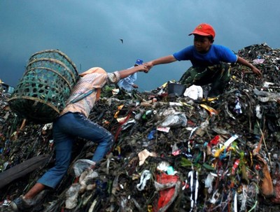 Cận cảnh cuộc sống vất vả mưu sinh tại bãi rác lớn nhất thế giới