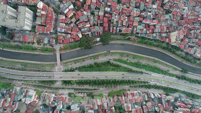 Hà Nội chính thức lắp cống ngầm gom nước thải, giải cứu sông Tô Lịch