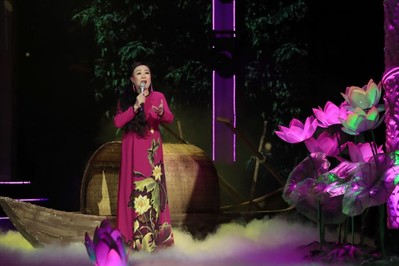 NSND Thu Hiền diện Áo dài của NTK Việt Hùng hát mừng Sinh nhật Bác