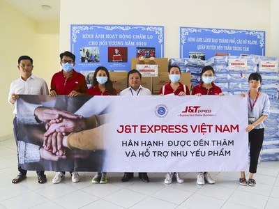 J&T Express tặng hàng ngàn phần quà cho người có hoàn cảnh khó khăn