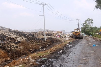 Bãi rác quá tải gây ô nhiễm môi trường tại Tiền Giang