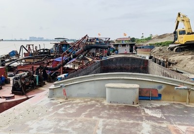 Hà Nội: Vây bắt 10 tàu khai thác cát trái phép trên sông Hồng