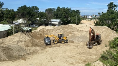 Quảng Nam: Xưởng cưa, bãi tập kết cát trái phép “bủa vây” trường học