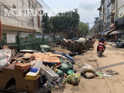 Bãi tập kết rác gây ô nhiễm môi trường giữa phố An Dương