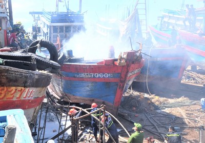 Đà Nẵng: Tàu cá tiền tỷ bốc cháy ngùn ngụt giữa xưởng sửa chữa
