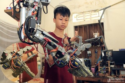 Nam sinh sáng tạo cánh tay robot, thiết bị điều hướng pin mặt trời