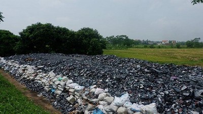 Điều máy xúc thu dọn hàng trăm tấn rác thải độc hại tại Vĩnh Phúc
